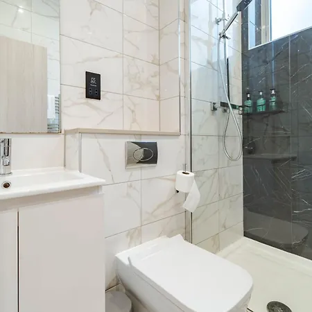 By Station - Sleeps 7 * Leeds (West Yorkshire)