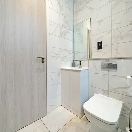 By Station - Sleeps 7 *