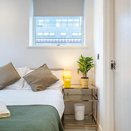 Apartment By Station - Sleeps 7 *