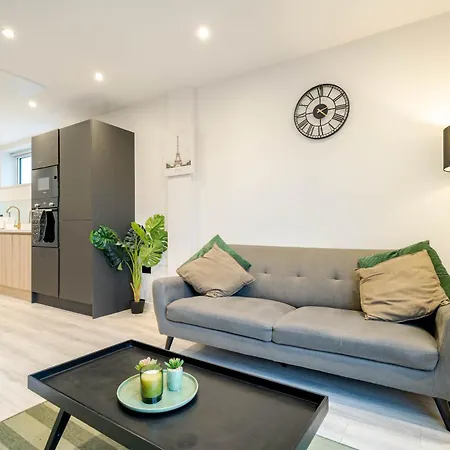 By Station - Sleeps 7 Leeds (West Yorkshire)