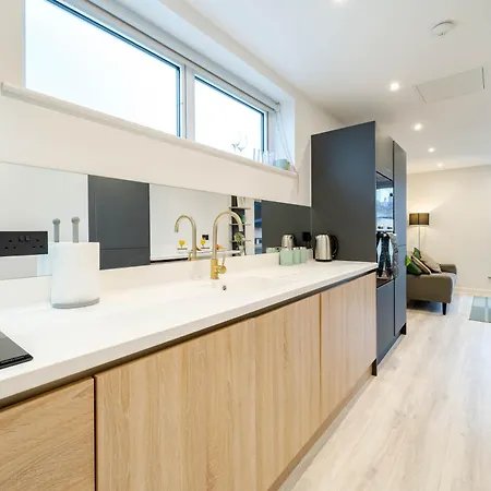 By Station - Sleeps 7 Leeds (West Yorkshire)