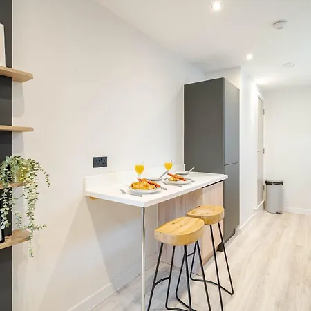Apartment By Station - Sleeps 7