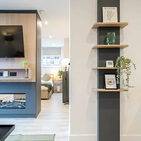 By Station - Sleeps 7 Apartment