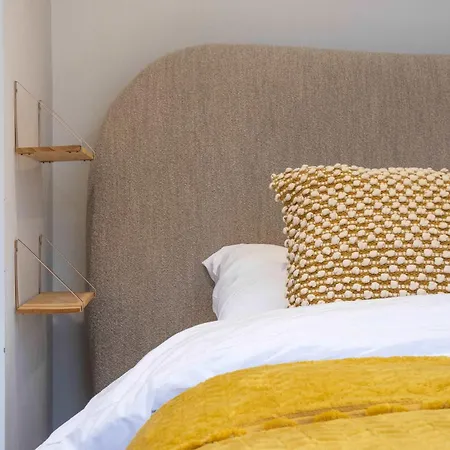 Apartment By Station - Sleeps 7