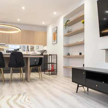 By Station - Sleeps 7 Apartment