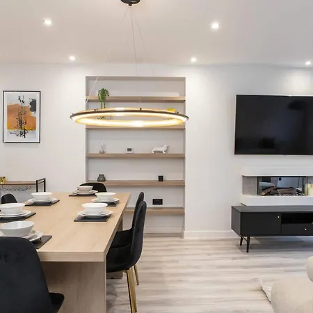 By Station - Sleeps 7 Leeds (West Yorkshire)