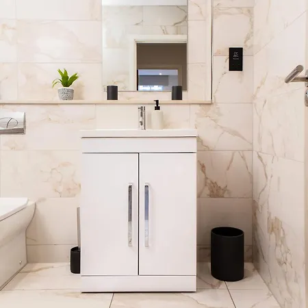 By Station - Sleeps 7 Apartment *