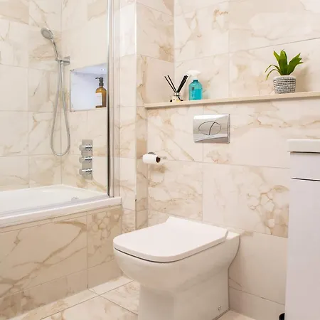 Apartment By Station - Sleeps 7 *