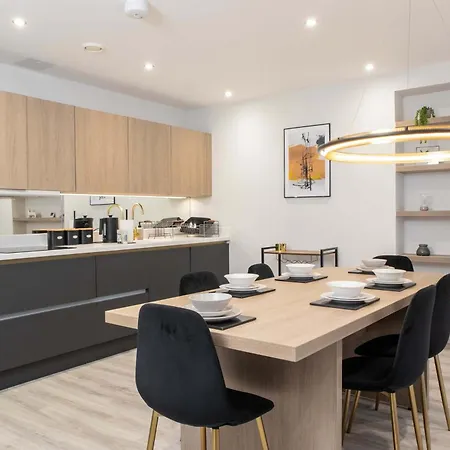 By Station - Sleeps 7 Leeds (West Yorkshire)