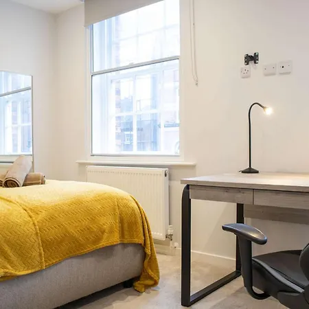 By Station - Sleeps 7 Apartment