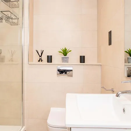 Apartment By Station - Sleeps 7 Leeds (West Yorkshire)