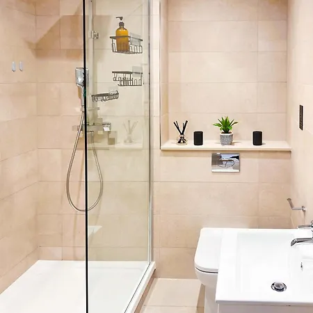 By Station - Sleeps 7 Apartment Leeds (West Yorkshire)