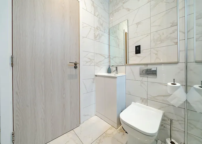 By Station - Sleeps 7 *