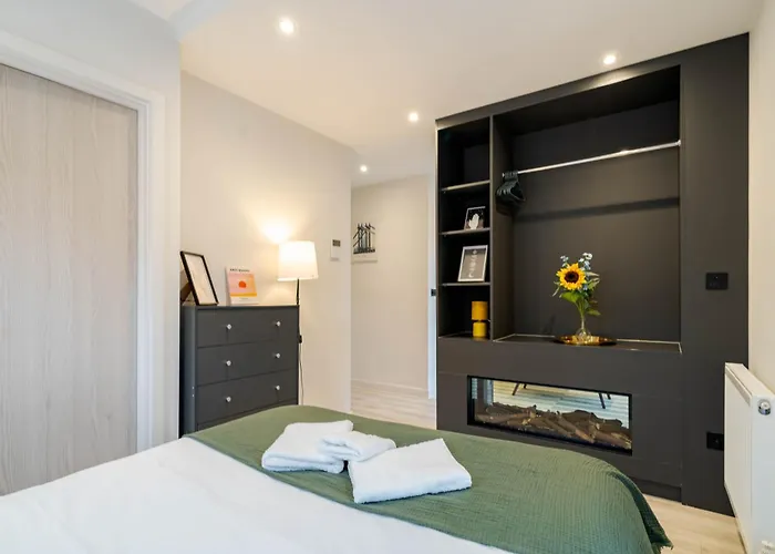 By Station - Sleeps 7 Leeds (West Yorkshire)
