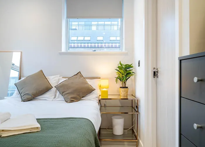 Apartment By Station - Sleeps 7 *