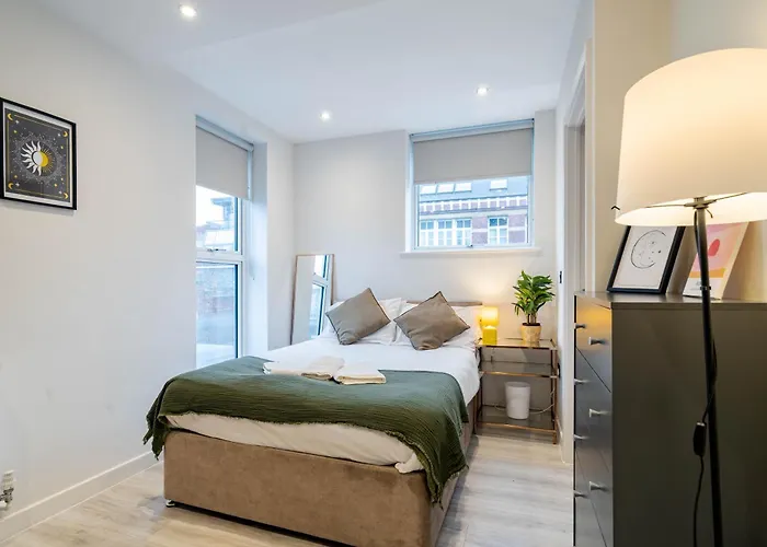 By Station - Sleeps 7 Apartment