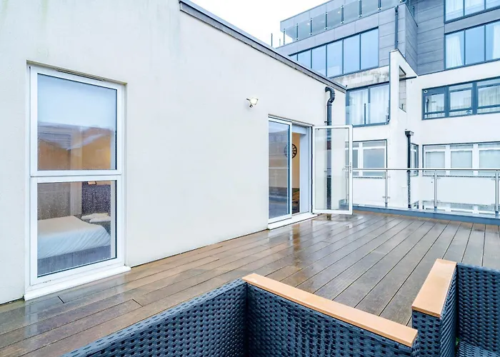 By Station - Sleeps 7 Apartment *