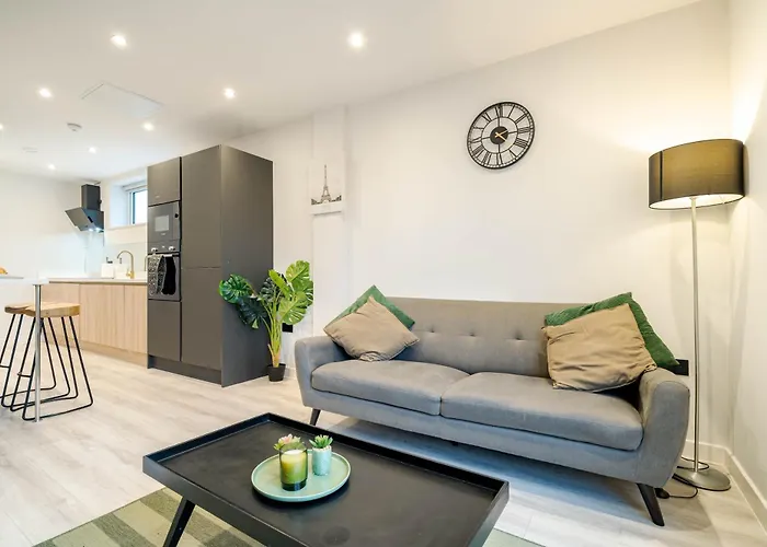 By Station - Sleeps 7 Leeds (West Yorkshire)