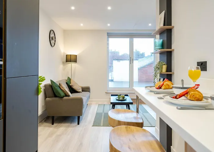 By Station - Sleeps 7 Leeds (West Yorkshire)