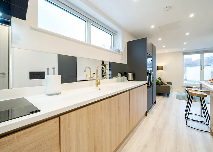 By Station - Sleeps 7 Leeds (West Yorkshire)