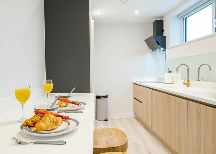 By Station - Sleeps 7 Apartment