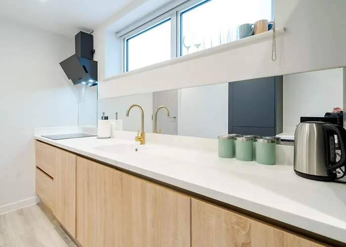 Apartment By Station - Sleeps 7 *