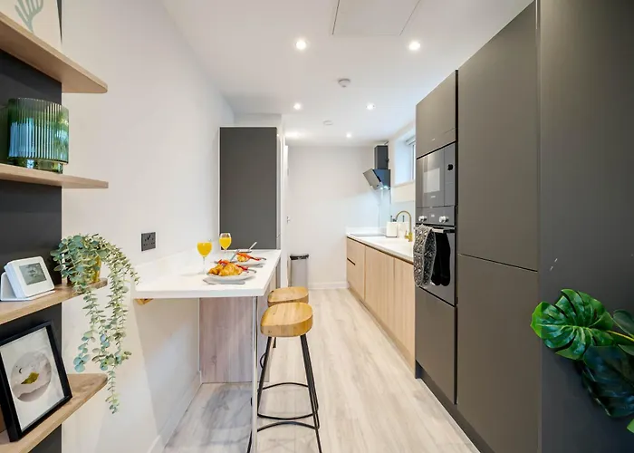 Apartment By Station - Sleeps 7