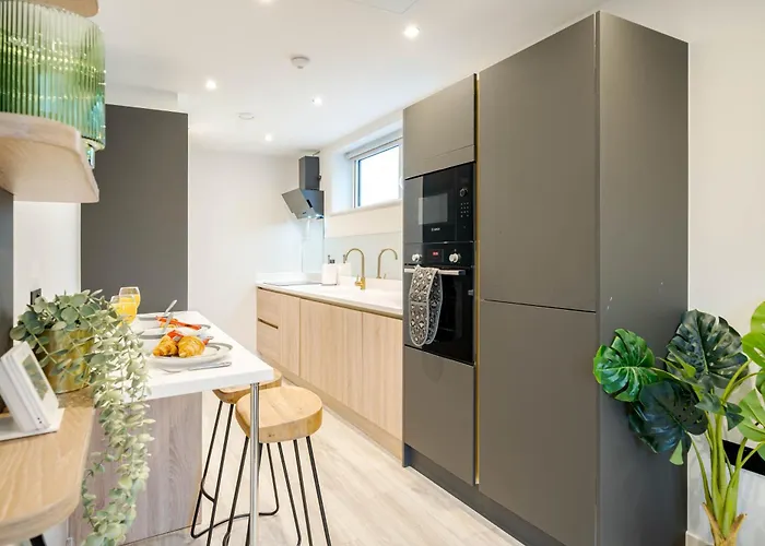 Apartment By Station - Sleeps 7 *