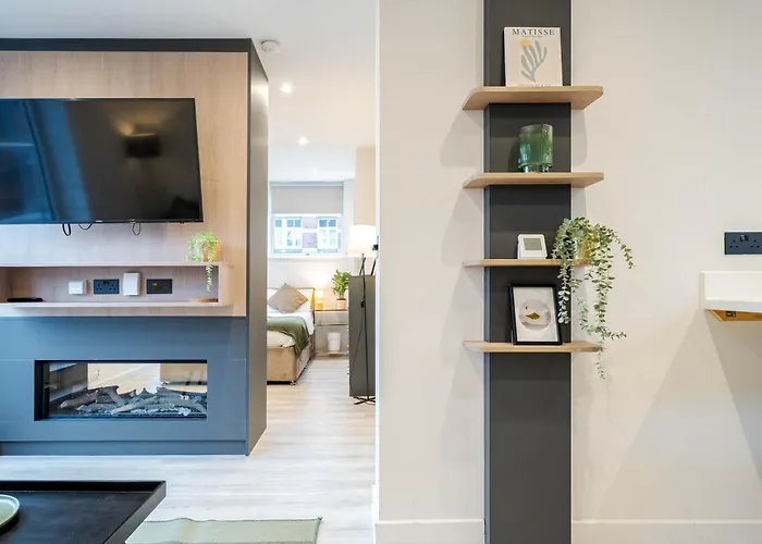 By Station - Sleeps 7 Apartment