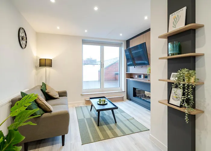 By Station - Sleeps 7 Apartment *