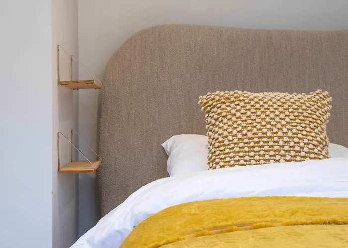 Apartment By Station - Sleeps 7