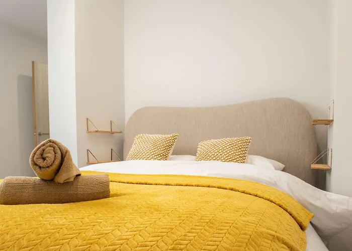 By Station - Sleeps 7 * Leeds (West Yorkshire)