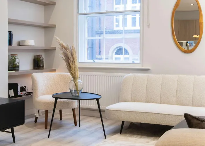 By Station - Sleeps 7 Leeds (West Yorkshire)