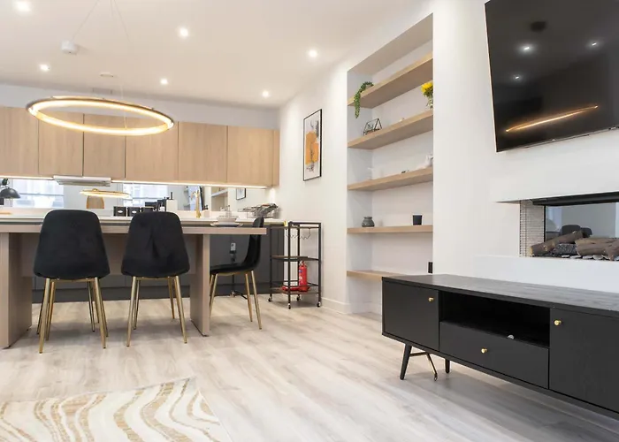 By Station - Sleeps 7 Apartment