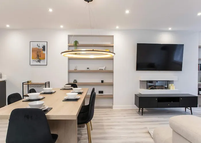 By Station - Sleeps 7 Leeds (West Yorkshire)