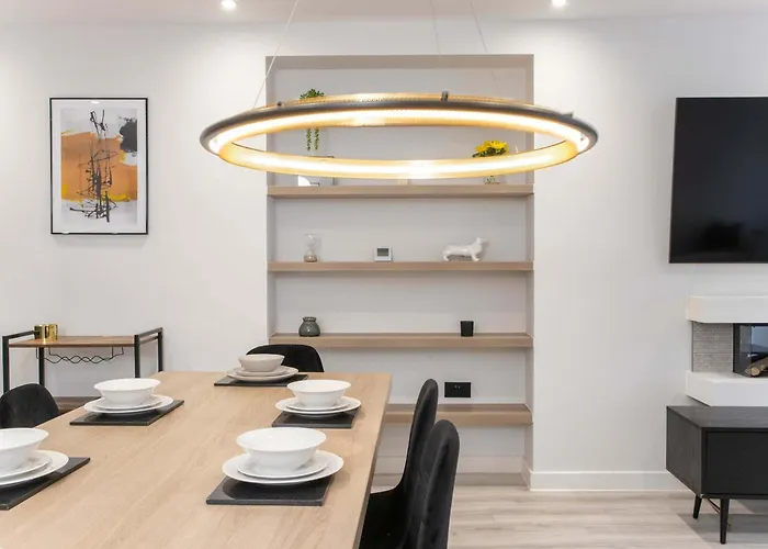 Apartment By Station - Sleeps 7