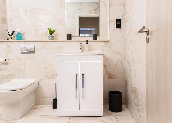 By Station - Sleeps 7 Apartment *