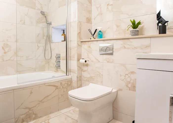 Apartment By Station - Sleeps 7 *