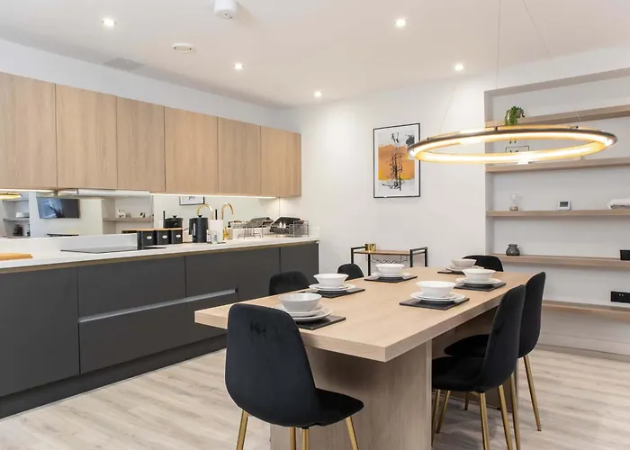 By Station - Sleeps 7 Leeds (West Yorkshire)