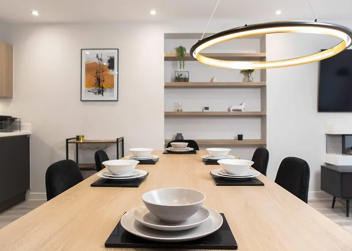 By Station - Sleeps 7 Leeds (West Yorkshire)