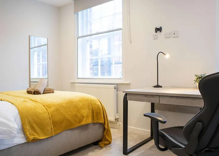 Modern Centre Near Station Apartament