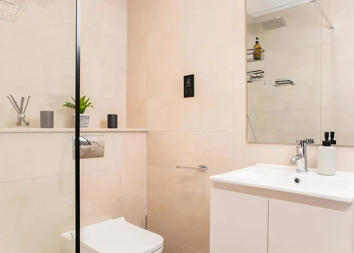 By Station - Sleeps 7 Leeds (West Yorkshire)