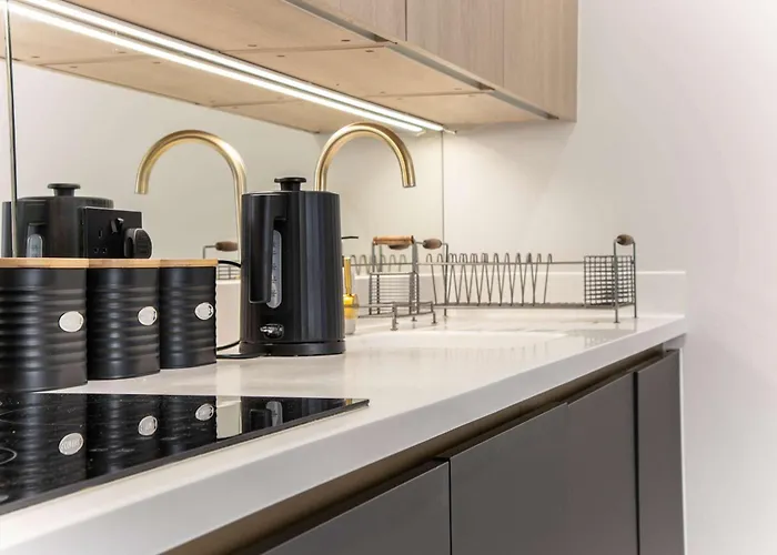 By Station - Sleeps 7 Apartment Leeds (West Yorkshire)