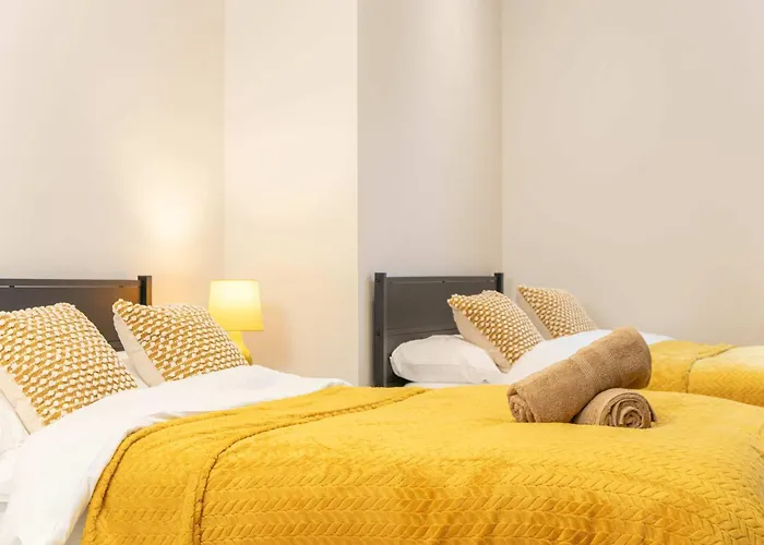 By Station - Sleeps 7 Apartment *