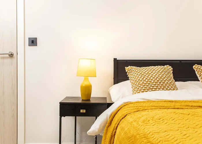 By Station - Sleeps 7 Apartment *