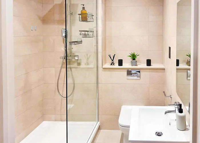 By Station - Sleeps 7 Apartment Leeds (West Yorkshire)