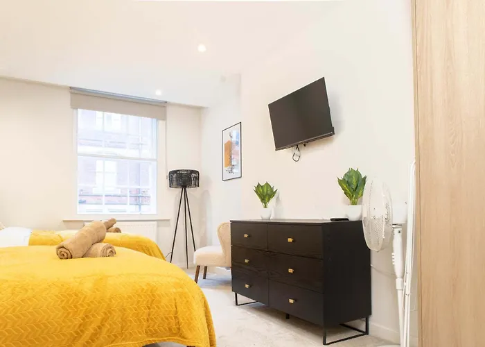 By Station - Sleeps 7 Apartment