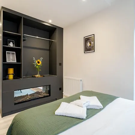 By Station - Sleeps 7 *