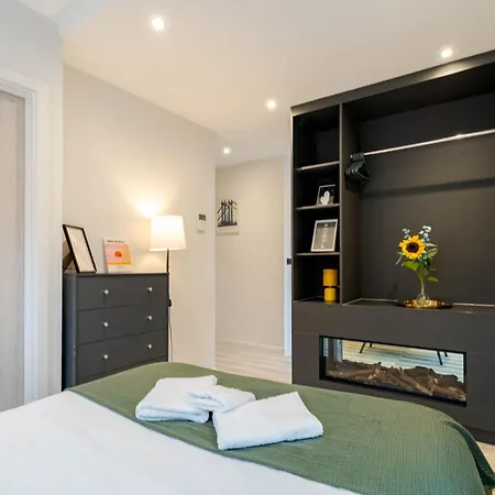 By Station - Sleeps 7 Leeds (West Yorkshire)