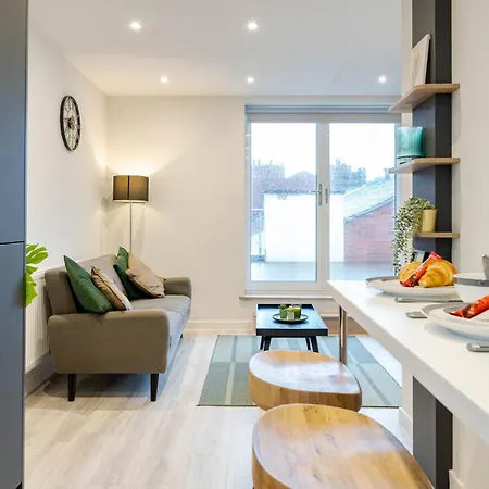 By Station - Sleeps 7 Leeds (West Yorkshire)